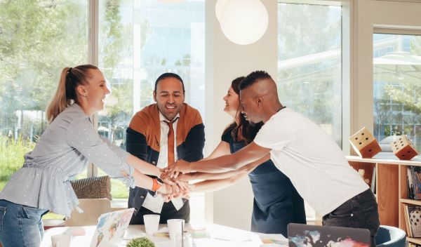 Guide des thèmes tendance pour une soirée d'entreprise en 2026